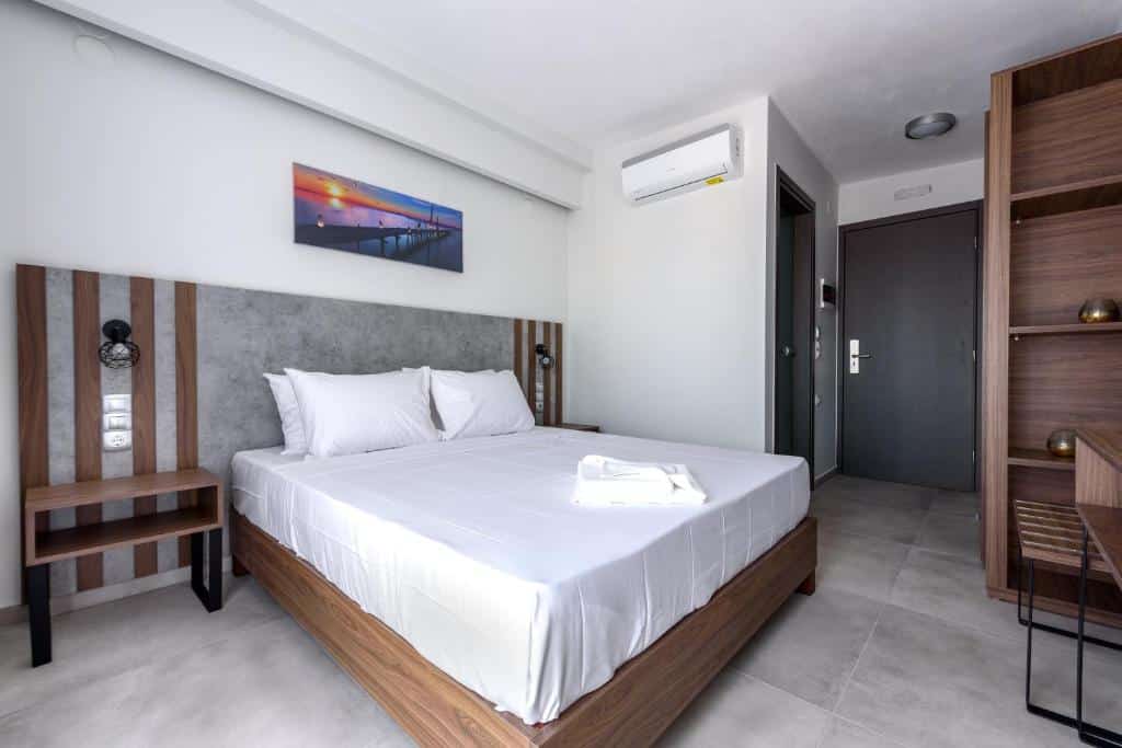 Room with 1 double bed and 2 single beds