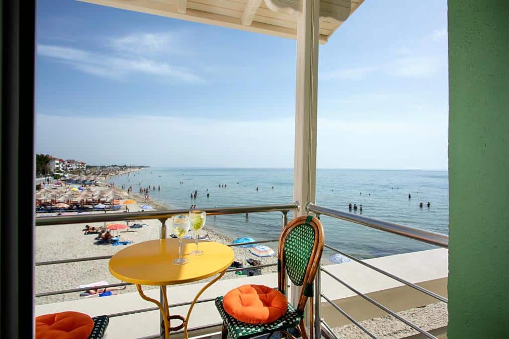 Room with one double bed, a tv and a chair