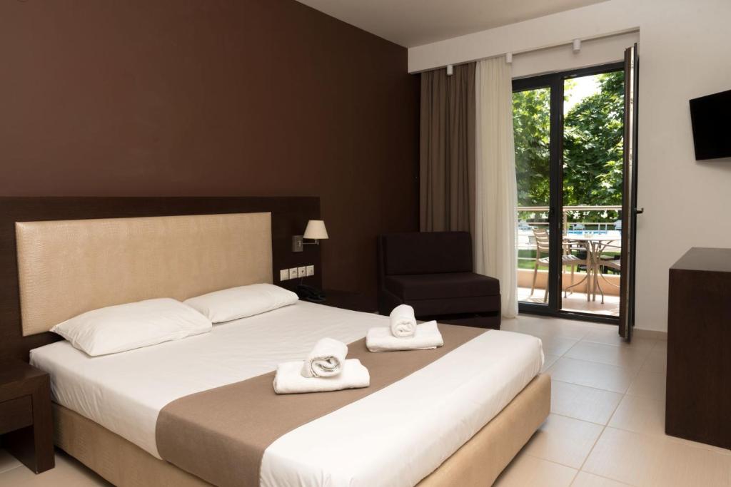 Room with one double bed, a tv and a chair