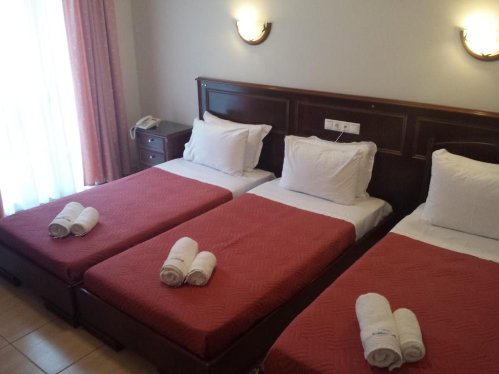 Room with 3 single beds