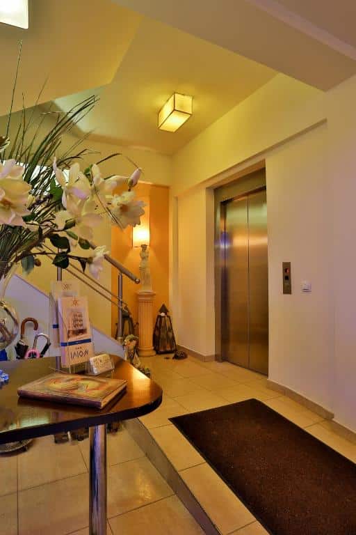 Bath tub and deck chair in front of the sea