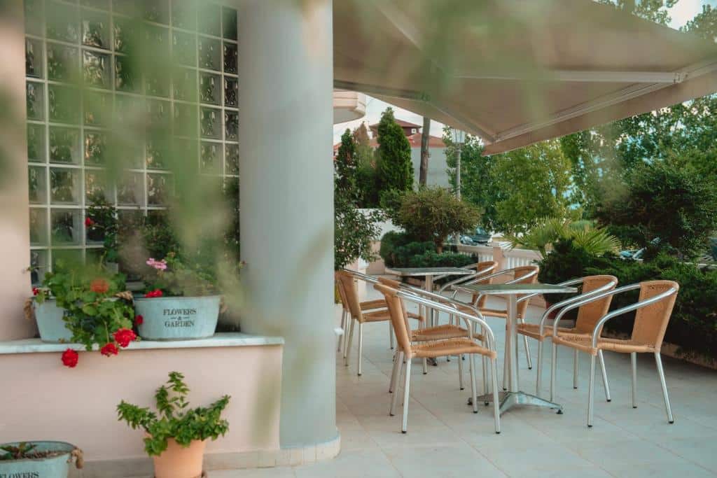 Room with one double bed, a tv and a chair