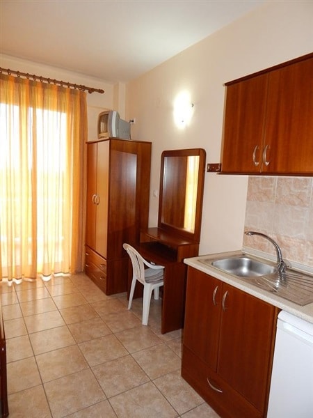 Room with one double bed, a tv and a chair