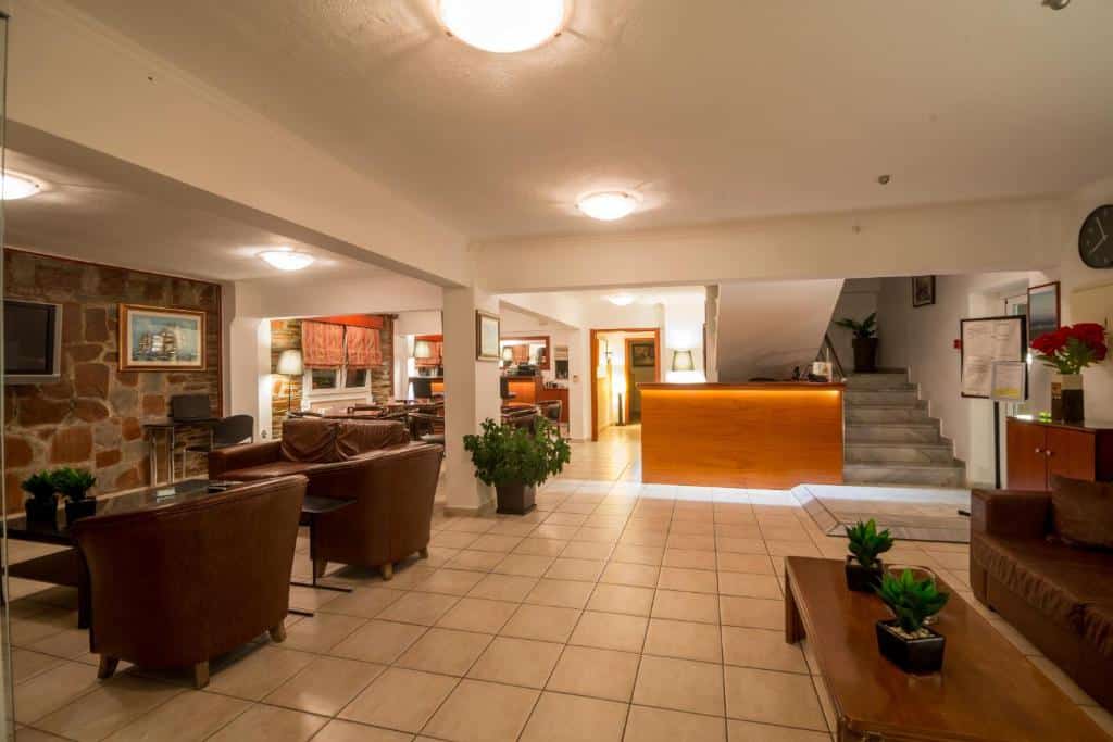 Room with 1 double bed and 2 single beds