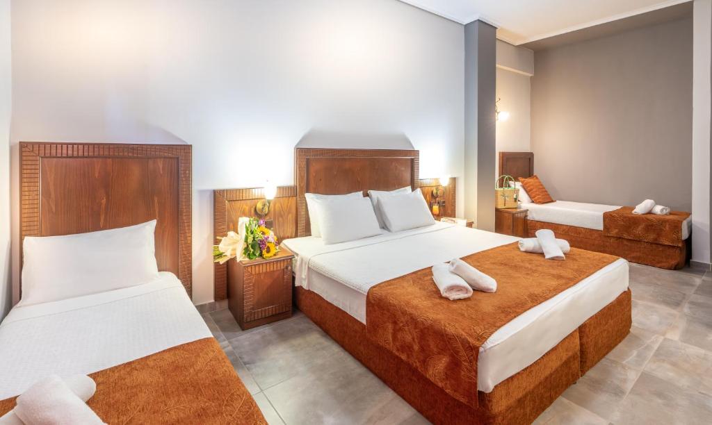 Room with 1 double bed and 2 single beds