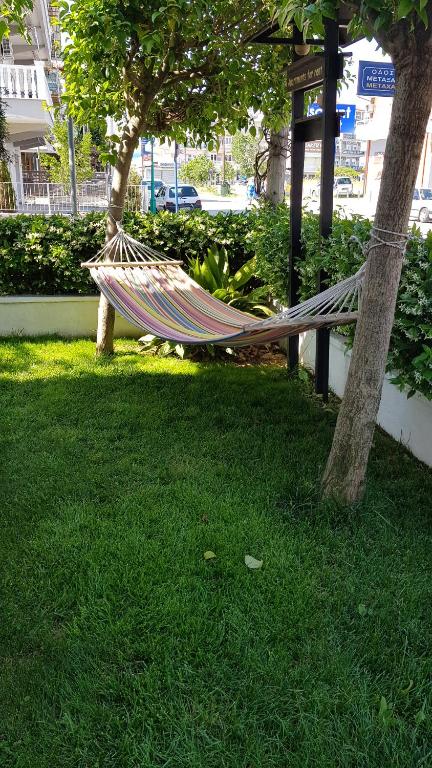 Room with one double bed, a tv and a chair