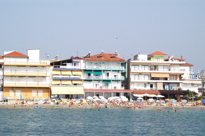 Zefyros Hotel in front of Katerinis' Beach